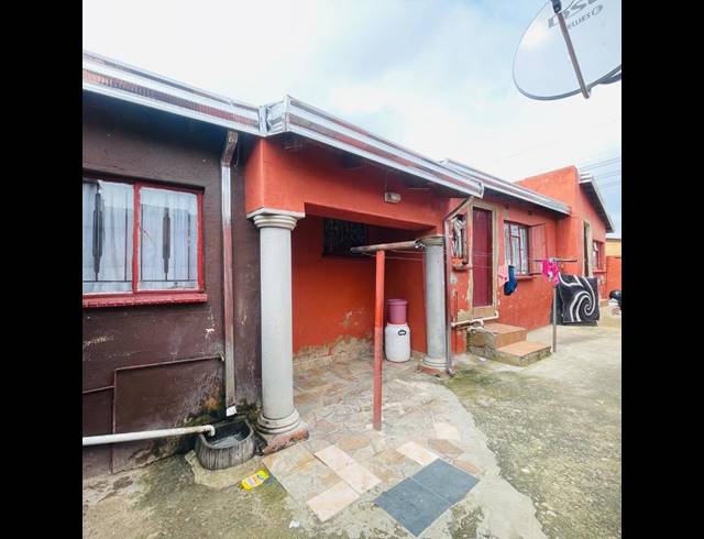 10 BEDROOM HOUSE FOR SALE IN ENTSHONALANGA